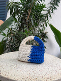 Bolsa de crochê branco e azul
