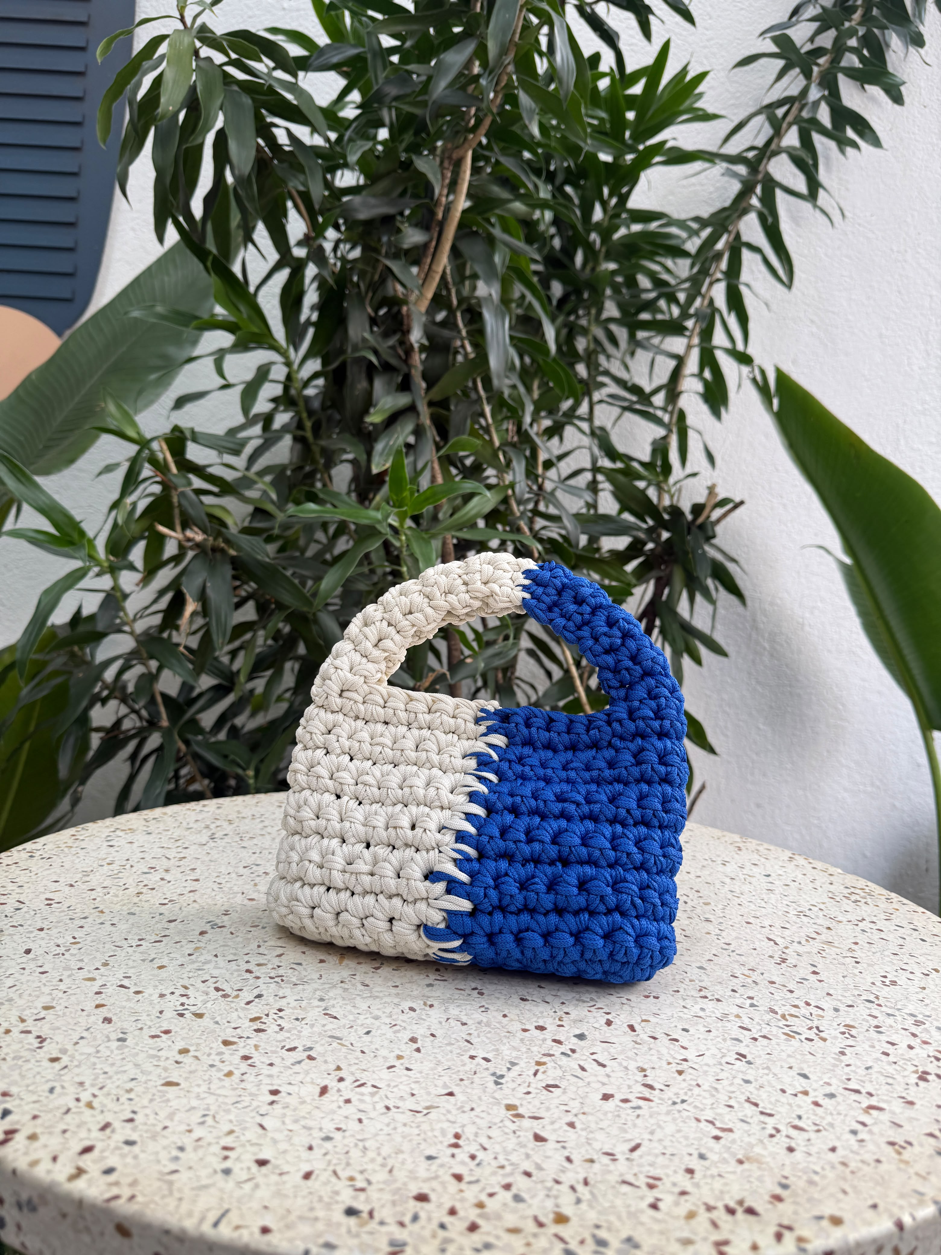 Bolsa de crochê branco e azul