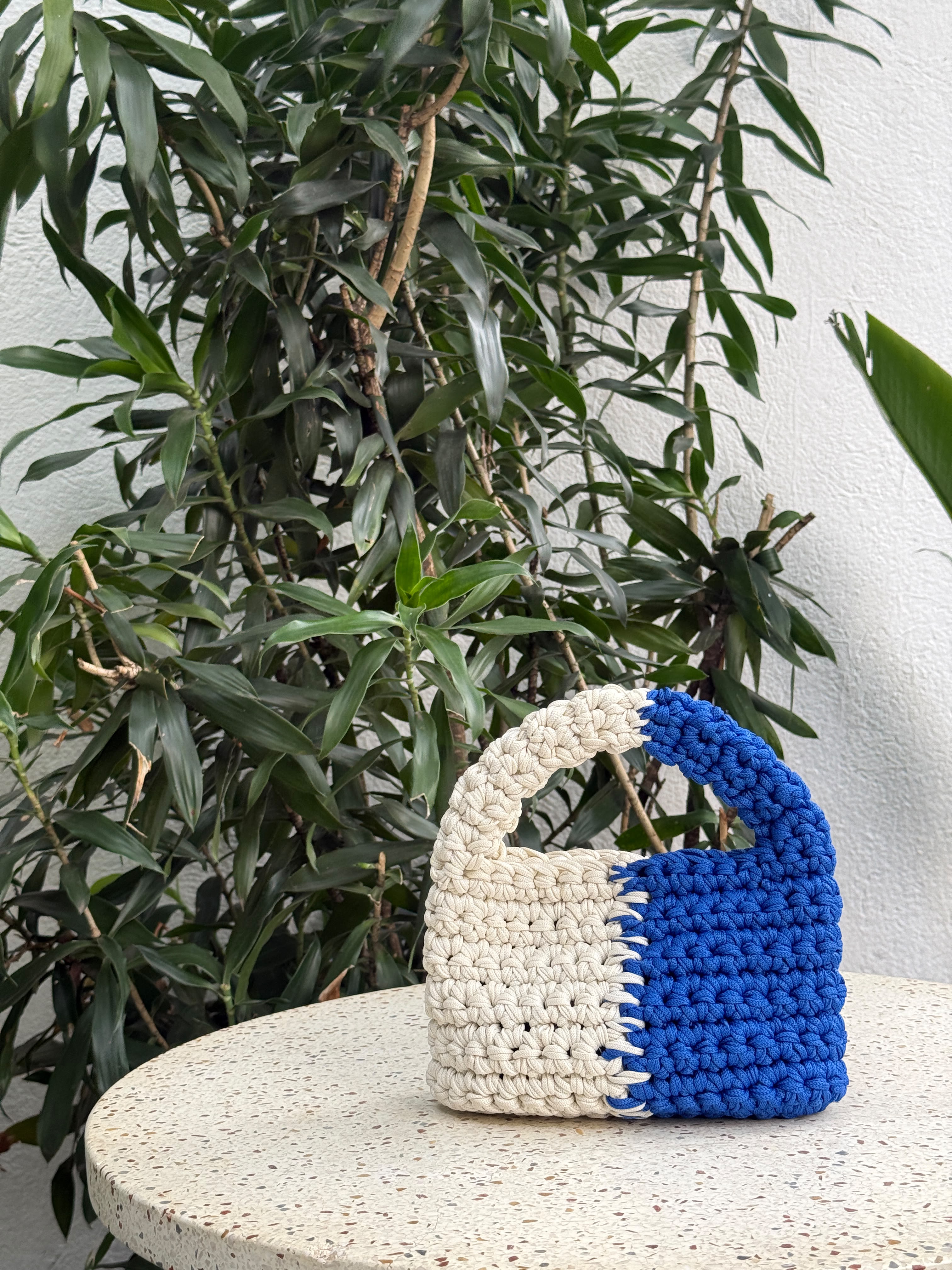 Bolsa de crochê branco e azul