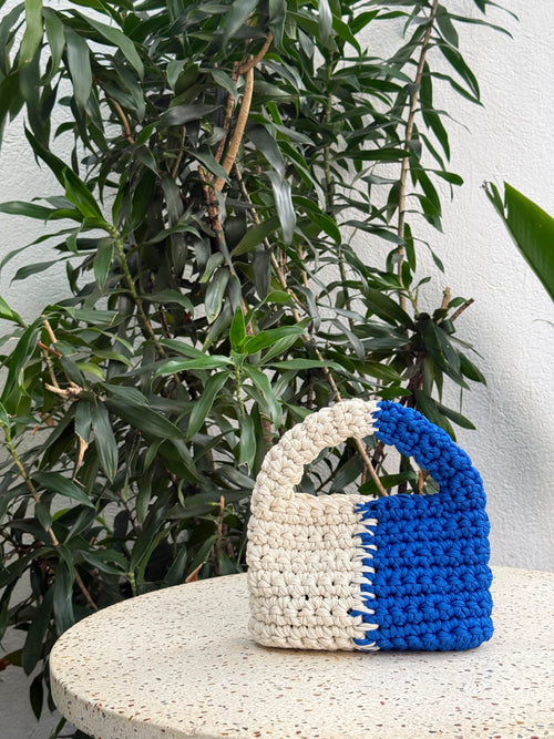 Bolsa de crochê branco e azul